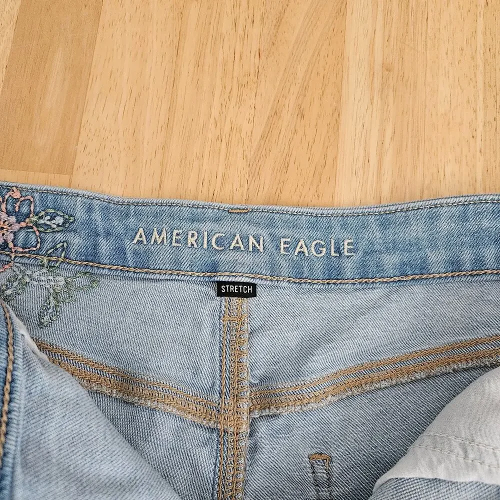 American Eagle Curvy Mom Shorts Denim Distressed Embroidered sz 8